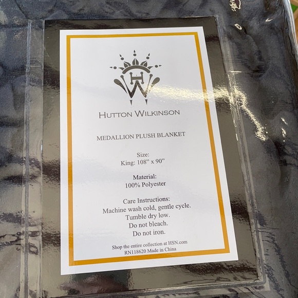 Hutton Wilkinson Medallion Plush Blanket - Picture 2 of 4